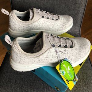 NWT Telic Aftersport Sneakers - Snowdrift Color